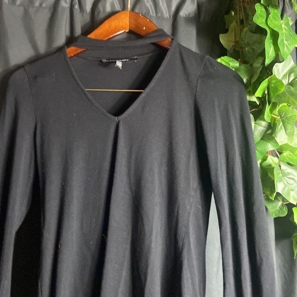 White House Black House Knit Black Vneck shirt​ - Picture 2 of 10